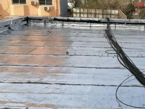 沙市卫生间漏水维修公司分享下沙市屋面楼顶防水刚性防水层施工要点。